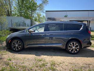 2019 Chrysler Pacifica Limited - Exterior Side Driver Image
